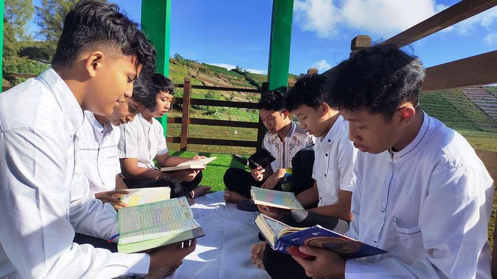 SMPIT Permata Hati Banjarnegara Gelar Dauroh Quran di Negeri Atas Awan Dieng