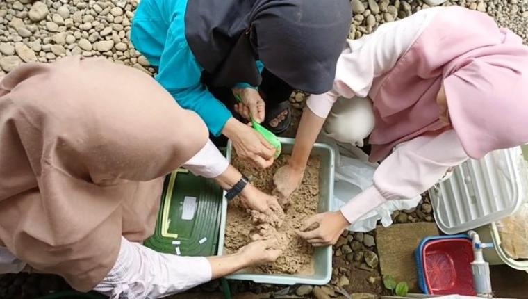 Ajaib, Emak-emak KWT Makmur Berkah Baturaden Sulap Lalat Tentara Hitam Jadi Pellet